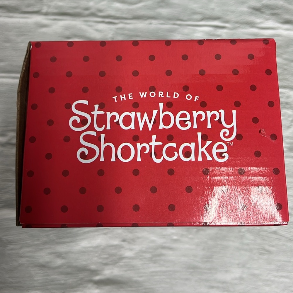 NIB Strawberry Shortcake Ceramic Salt & Pepper Shaker Set - Picture 3 of 5